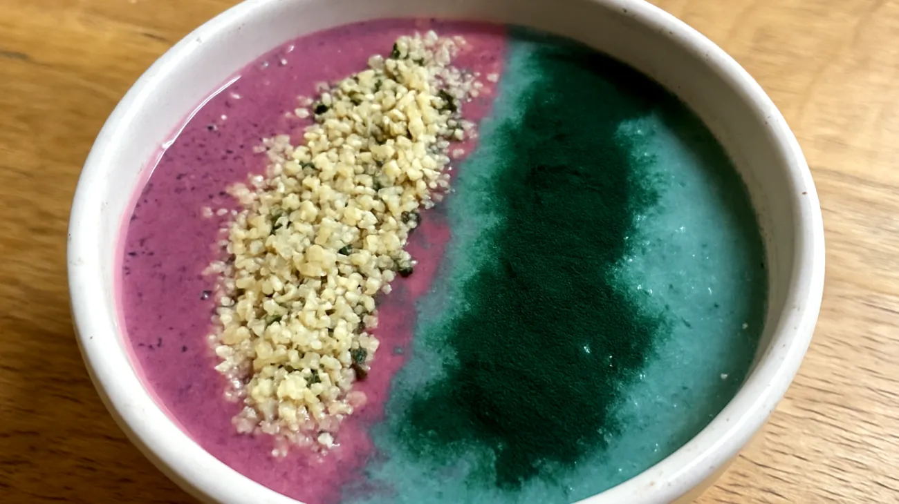 Smoothie bowl con semi di canapa e spirulina"