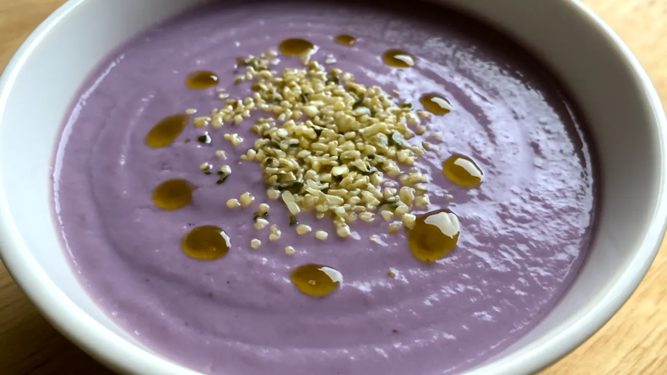 Vellutata di cavolfiore viola con semi di canapa e olio di perilla"